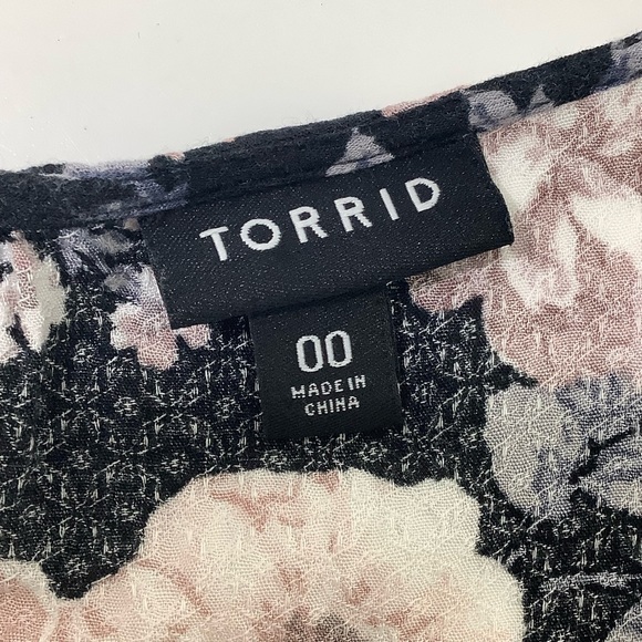 torrid 00 floral cold shoulder v neck blouse size M/L or 10 EUC - Picture 4 of 14